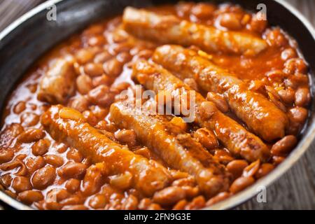 Saucisse et haricots avec sauce tomate sur une casserole. Banque D'Images