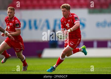 Llanelli, Royaume-Uni. 15 mai 2021. Les Scarlets volent la moitié Angus O’Brien pendant le match de rugby Scarlets v Cardiff Blues PRO14 Rainbow Cup. Crédit : Gruffydd Thomas/Alay Live News Banque D'Images