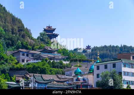 Horizon de la ville de Lanzhou dans le nord de la Chine. Mosquée hui et minaret surplombant le paysage urbain et la rivière jaune. Banque D'Images