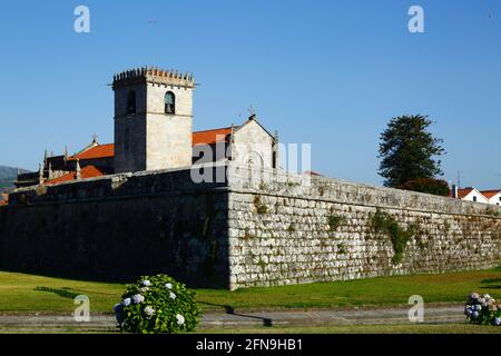 L'église paroissiale gothique / Renaissance / Igreja Matriz et partie de la ville mur défensif, Caminha, la province du Minho, Portugal Banque D'Images