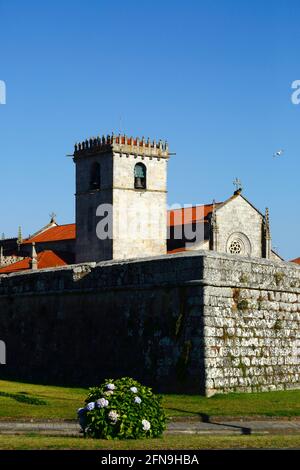 L'église paroissiale gothique / Renaissance / Igreja Matriz et partie de la ville mur défensif, Caminha, la province du Minho, Portugal Banque D'Images