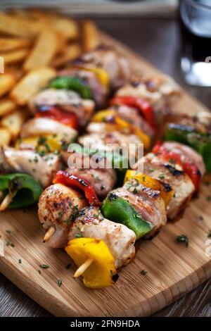 Brochettes de poulet avec frites. Photo de haute qualité. Banque D'Images