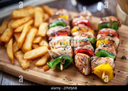 Brochettes de poulet avec frites. Photo de haute qualité. Banque D'Images