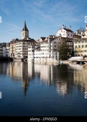 Front de mer de la rivière Limmat dans la vieille ville de Zurich, Suisse. Vue vers l'ouest depuis Limmatquai vers Lindenhof et l'église Saint-Pierre. Banque D'Images