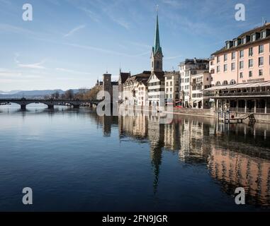 Front de mer de la rivière Limmat dans la vieille ville de Zurich, Suisse. En direction du sud vers le lac, la cathédrale Fraumunster et l'hôtel Storchen à l' Banque D'Images