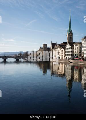 Front de mer de la rivière Limmat dans la vieille ville de Zurich, Suisse. Vue sud vers le lac et la cathédrale de Fraumunster Banque D'Images