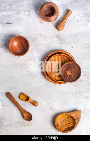 Ensemble d'ustensiles de cuisine en bois d'olive sur fond de pierre, plat Banque D'Images