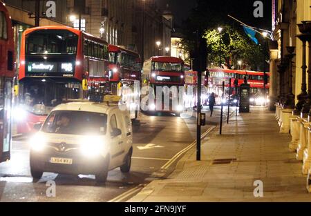 Les Palestiniens avec des voitures chères ont fait une démonstration à Londres et ils ont fermé Trafalgar Square pour un peu et aussi le centre commercial Pall étaient ils ont fermé la route et faisaient beaucoup de bruit. Les bus ont cessé de courir pendant environ une heure et ils attendaient au centre commercial Pall. La police est venue et ils ont bouté sans faire de problème, mais c'était un peu étrange de voir toutes les voitures chères. 15/5/2021 1am blitz photos Banque D'Images