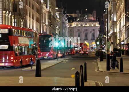 Les Palestiniens avec des voitures chères ont fait une démonstration à Londres et ils ont fermé Trafalgar Square pour un peu et aussi le centre commercial Pall étaient ils ont fermé la route et faisaient beaucoup de bruit. Les bus ont cessé de courir pendant environ une heure et ils attendaient au centre commercial Pall. La police est venue et ils ont bouté sans faire de problème, mais c'était un peu étrange de voir toutes les voitures chères. 15/5/2021 1am blitz photos Banque D'Images