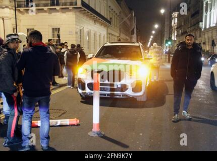 Les Palestiniens avec des voitures chères ont fait une démonstration à Londres et ils ont fermé Trafalgar Square pour un peu et aussi le centre commercial Pall étaient ils ont fermé la route et faisaient beaucoup de bruit. Les bus ont cessé de courir pendant environ une heure et ils attendaient au centre commercial Pall. La police est venue et ils ont bouté sans faire de problème, mais c'était un peu étrange de voir toutes les voitures chères. 15/5/2021 1am blitz photos Banque D'Images