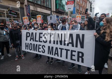 Londres, Royaume-Uni. 15 mai 2021. Des milliers de personnes à Londres ont défilé à l'ambassade d'Israël pour protester contre les expulsions de Palestiniens de leurs foyers à Sheikh Jarrah, les attaques contre les fidèles à la mosquée Al-Aqsa de Jérusalem et les attaques aériennes totalement disproportionnées sur Gaza qui ont aujourd'hui tué plus d'une centaine de Palestiniens, Principalement des civils, prétendument une réponse aux roquettes du Hamas. La manifestation de la Journée Nakba a appelé au génocide, à la paix et à la liberté de la Palestine et à la fin de cette manifestation. Credit: Peter Marshall/Alay Live News Banque D'Images