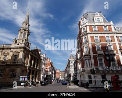 Londres, Grand Londres, Angleterre - Mai 11 2021: Classé grade II victorien construit Hinde Street Methodist Church gauche dans le quartier de Marlybone de Londres. Banque D'Images