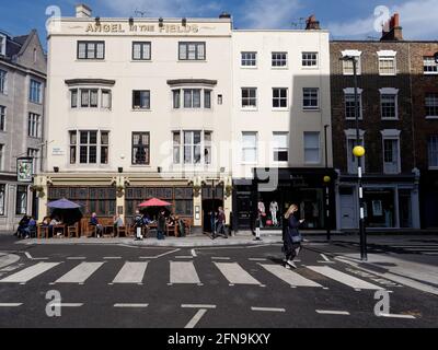 Londres, Grand Londres, Angleterre - Mai 11 2021: Passage piéton à l'extérieur d'Angel dans le pub Fields sur Thayer Street à Marylebone. Les gens s'assoient dehors Banque D'Images