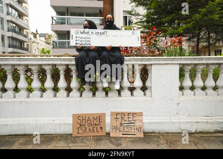 Ambassade d'Israël - Londres, Royaume-Uni, 15 mai 2021; des milliers de personnes, y compris des personnes de la communauté palestinienne de Londres, ont défilé de Marble Arch aux portes de l'ambassade d'Isralie à Kensington pour protester contre l'escalade de la violence entre les communautés d'Israël et palestiniennes à l'étranger. Crédit : Natasha Quarmby/Alay Live News Banque D'Images