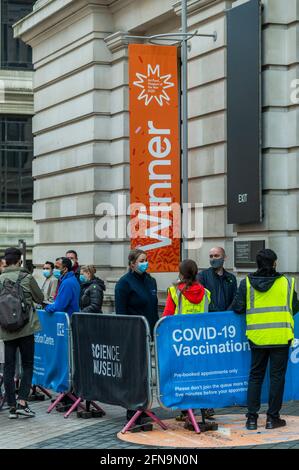 Londres, Royaume-Uni. 15 mai 2021. Les gagnants font la queue pour se faire vacciner - UN centre de vaccination au musée des sciences avant sa réouverture lundi. Crédit : Guy Bell/Alay Live News Banque D'Images