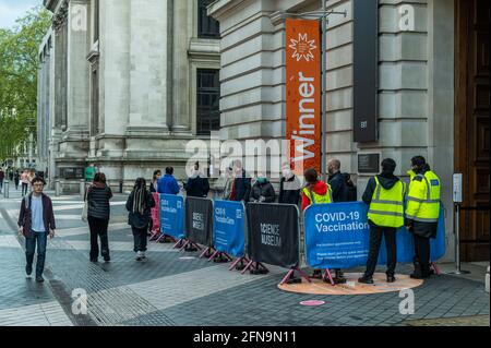 Londres, Royaume-Uni. 15 mai 2021. Les gagnants font la queue pour se faire vacciner - UN centre de vaccination au musée des sciences avant sa réouverture lundi. Crédit : Guy Bell/Alay Live News Banque D'Images
