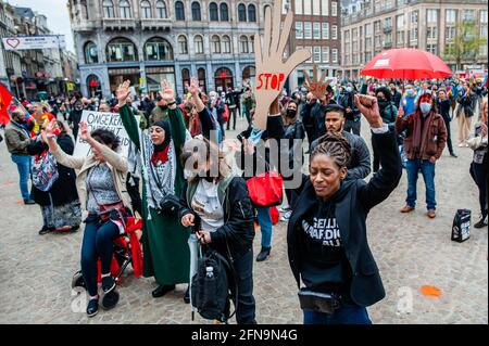 Amsterdam, pays-Bas. Mai 15 2021 : Sylvana Simons, fondatrice néerlandaise et chef du parti politique antiraciste BIJ1, participe à la manifestation.entre 2013 et 2019, les autorités ont accusé à tort quelque 26,000 parents de présenter des demandes d'indemnisation frauduleuses, leur demandant de rembourser intégralement les indemnités qu'ils avaient reçues. La Chambre a promis d'indemniser tous les parents dupés avec 30,000 euros avant le 1er mai, mais les parents n'ont pas encore vu d'indemnisation. À cause de ces centaines de personnes se sont rassemblées dans le centre d'Amsterdam pour demander justice et soutien. Crédit: DONC Banque D'Images