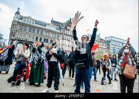 Sylvana Simons, fondatrice néerlandaise et leader du parti politique anti-raciste BIJ1, a crié des slogans en tenant une main de carton écrite sur Stop pendant la manifestation.entre 2013 et 2019, les autorités ont accusé à tort environ 26,000 parents de faire des réclamations frauduleuses d'avantages sociaux, leur demandant de rembourser les allocations qu'ils avaient reçues dans leur intégralité. La Chambre a promis d'indemniser tous les parents dupés avec 30,000 euros avant le 1er mai, mais les parents n'ont pas encore vu d'indemnisation. À cause de ces centaines de personnes se sont rassemblées dans le centre d'Amsterdam pour demander la justice a Banque D'Images