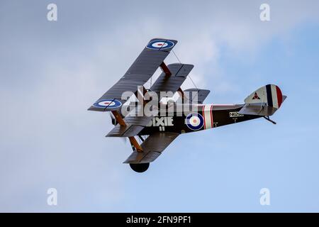 Soopwith Triplane 'Dixie II' en vol au salon de la saison Premiere Drive-In à Shuttleworth, Old Warden, le dimanche 2 mai 2021 Banque D'Images