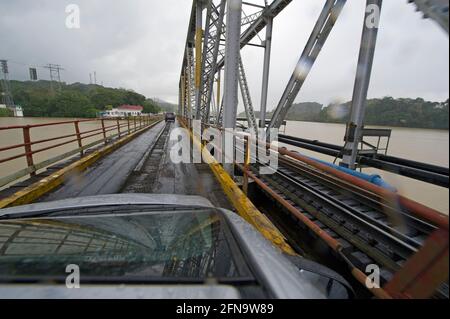 En voiture sur un pont près de la ville de Gamboa sur le canal de Panama. Banque D'Images