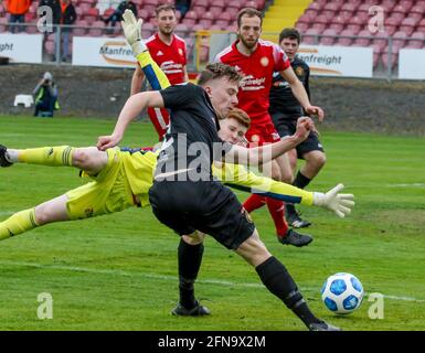 Shamrock Park, Portatown, comté d'Armagh, Irlande du Nord. 15 mai 2021. Danske Bank Premiership – Portatown (rouge) 2 Carrick Rangers 1. Lloyd Anderson traverse de la ligne d'au revoir. Crédit : CAZIMB/Alamy Live News. Banque D'Images