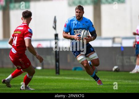 Llanelli, Royaume-Uni. 15 mai 2021. Le joueur de Cardiff Blues Josh Turnbull est à l'attaque lors du match de rugby Scarlets v Cardiff Blues PRO14 Rainbow Cup. Crédit : Gruffydd Thomas/Alay Live News Banque D'Images