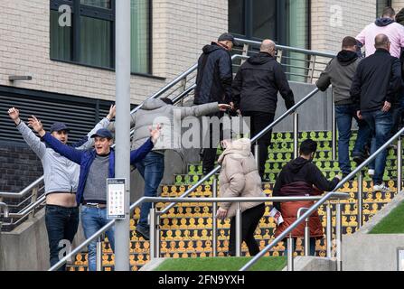 Londres, Royaume-Uni. 15 mai 2021. Les fans de Chelsea et de Leicester arrivent au stade Wembley avant la finale de la coupe FA. Les fans doivent montrer un test de covid négatif avant d'entrer dans le stade. North West London, Royaume-Uni. 15 mai 2021 crédit: Martin Evans/Alay Live News Banque D'Images