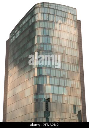 Le revêtement en verre de la tour de bureau reflète un magnifique ciel de l'après-midi. Reflet du ciel sur un bâtiment moderne en verre isolé sur fond blanc avec clip Banque D'Images