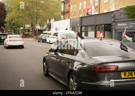 Londres, Royaume-Uni. 15 2021 mai : voitures traversant Londres avec le drapeau de la Palestine. Crédit: Sebastian Garraway/Alamy Live News Banque D'Images