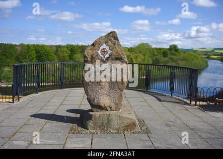 Monument en pierre célébrant le centenaire des Coldstream Guards au point de vue de River Tweed à Henderson Park, Coldstream, Scottish Borders, Royaume-Uni. Banque D'Images