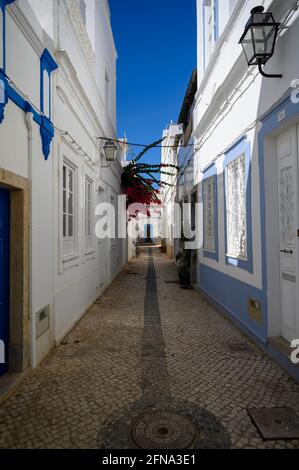 Une petite ruelle étroite dans une petite ville typique du Portugal. Banque D'Images