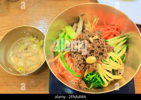 Un bol de bibimbap traditionnel de Jeonju, un plat traditionnel coréen de riz, de légumes et de viande mélangés. Jeonju est le lieu de naissance de bibimbap. Banque D'Images