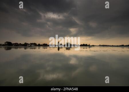 Une journée nuageuse à Bosham Harbour près de Chichester, West Sussex, Royaume-Uni au printemps 2021 Banque D'Images