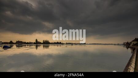 Une journée nuageuse à Bosham Harbour près de Chichester, West Sussex, Royaume-Uni au printemps 2021 Banque D'Images