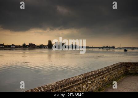 Une journée nuageuse à Bosham Harbour près de Chichester, West Sussex, Royaume-Uni au printemps 2021 Banque D'Images