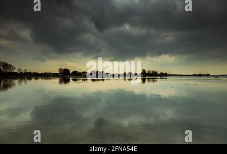 Une journée nuageuse à Bosham Harbour près de Chichester, West Sussex, Royaume-Uni au printemps 2021 Banque D'Images