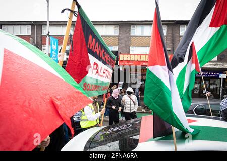 Manchester, Royaume-Uni. 15 mai 2021. Les manifestants ont des drapeaux pendant la manifestation.les manifestations ont été déclenchées après que les forces israéliennes ont tenté de déplacer les manifestants du village de Sheikh Jarrah où de nombreuses familles sont confrontées à l'expulsion en raison de l'occupation du pays. Crédit : SOPA Images Limited/Alamy Live News Banque D'Images