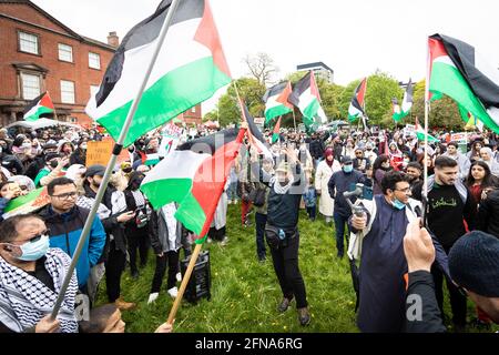 Manchester, Royaume-Uni. 15 mai 2021. Les manifestants ont des drapeaux pendant la manifestation.les manifestations ont été déclenchées après que les forces israéliennes ont tenté de déplacer les manifestants du village de Sheikh Jarrah où de nombreuses familles sont confrontées à l'expulsion en raison de l'occupation du pays. Crédit : SOPA Images Limited/Alamy Live News Banque D'Images