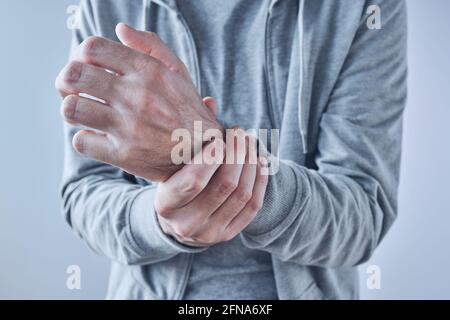 Polyarthrite rhumatoïde, homme souffrant de douleurs sévères au poignet, gros plan avec focalisation sélective Banque D'Images