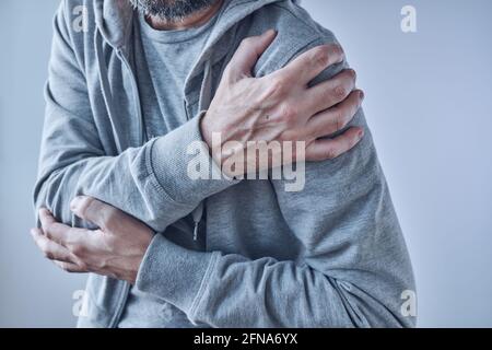 Douleurs articulaires de l'épaule, homme avec une douleur sévère comme symptôme de l'arthrose, gros plan avec foyer sélectif Banque D'Images