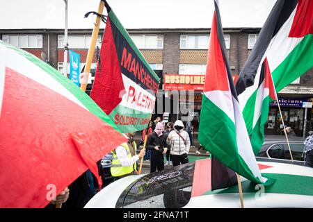 Manchester, Royaume-Uni. 15 mai 2021. Les manifestants ont des drapeaux pendant la manifestation.les manifestations ont été déclenchées après que les forces israéliennes ont tenté de déplacer les manifestants du village de Sheikh Jarrah où de nombreuses familles sont confrontées à l'expulsion en raison de l'occupation du pays. (Photo par Andy Barton/SOPA Images/Sipa USA) crédit: SIPA USA/Alay Live News Banque D'Images