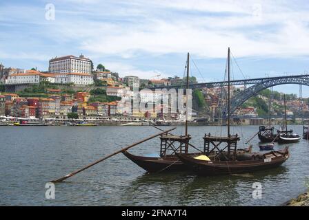 Des bateaux de transport de fret rabelo traditionnels pour le transport du port, amarrés à Vila Nova de Gaia avec vue sur le quai de Porto, sur le côté opposé du fleuve Douro Banque D'Images