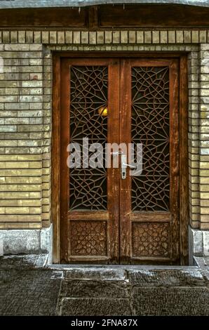 Magnifique motif de vitraux de lamelles en bois sur bivalve vitrée Portes sur la façade du Palais Golestan à Téhéran Banque D'Images