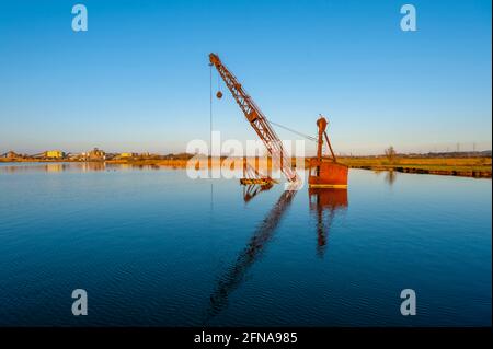 Grue Dragline en contrebas à Cliffe pools sur la rive sud de la Tamise. Près de Lower Higham Kent Banque D'Images