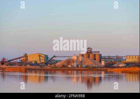 Usine de gravier et de granulats à Cliffe pools, sur la rive sud de la Tamise. Près de Lower Higham Kent Banque D'Images