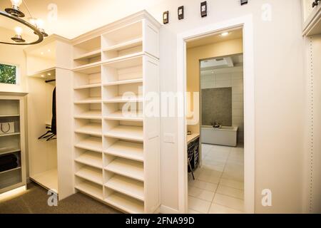 Armoire moderne de la chambre principale avec étagères intégrées Banque D'Images