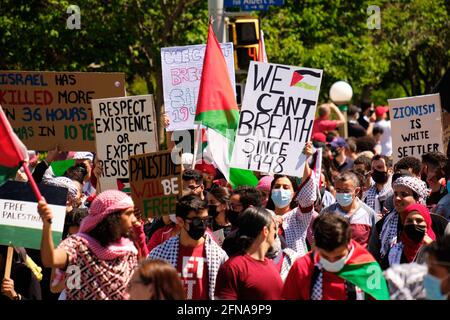 Ottawa, Canada. 15 mai 2021. Le jour de Nakba, commémorant l'exode forcé palestinien de 1948 des territoires palestiniens, des milliers de manifestants se rassemblent et défilent dans la rue d'Ottawa pour exiger que la Palestine soit libérée de l'occupation israélienne. Le dénonce également l'augmentation de la violence de l'armée israélienne au cours de la dernière semaine, et exige que le gouvernement canadien parle des attaques des Palestiniens à Gaza, Jérusalem, Cisjordanie et toute la Palestine. Credit: Meanderingemu/Alamy Live News Banque D'Images