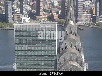 New York, États-Unis. 15 mai 2021. Les vues sur le bâtiment des Nations Unies et le bâtiment Chrysler peuvent être vues depuis Summit One Vanderbilt à One Vanderbilt le vendredi 14 mai 2021 à New York. Summit One est une expérience et un observatoire immersifs et menés par l'histoire, situés à 1,401 mètres sur la couronne d'un Vanderbilt relié et se trouve directement au Grand Central terminal. Summit One Vanderbilt, une expérience multisensorielle de 65,000 mètres carrés comprenant une terrasse extérieure, sera officiellement lancée au public le 21 octobre. Photo de John Angelillo/UPI crédit: UPI/Alay Live News Banque D'Images