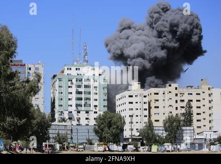 Gaza, Gaza. 15 mai 2021. De la fumée s'échappe qu'une bombe aérienne a été déposée dans la tour Jala lors d'une frappe aérienne israélienne dans la ville de Gaza samedi 15 mai 2021. Dans la ville de Gaza. L'attaque a eu lieu environ une heure après que l'armée israélienne ait ordonné au peuple d'évacuer le bâtiment, qui abritait également Al-Jazira et un certain nombre de bureaux et d'appartements. Il n'y avait pas d'explication immédiate pour la raison pour laquelle le bâtiment était visé. Photo par Ahmad Zaqut/UPI crédit: UPI/Alamy Live News Banque D'Images