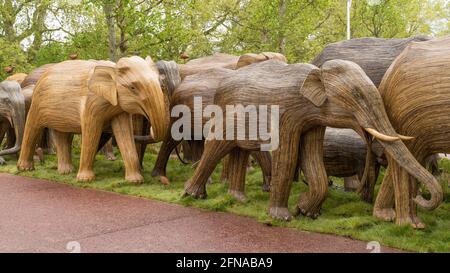 Troupeau d'éléphants asiatiques de taille réelle fabriqués en bambou dans le centre commercial dans le cadre de la campagne de coexistence. Londres Banque D'Images